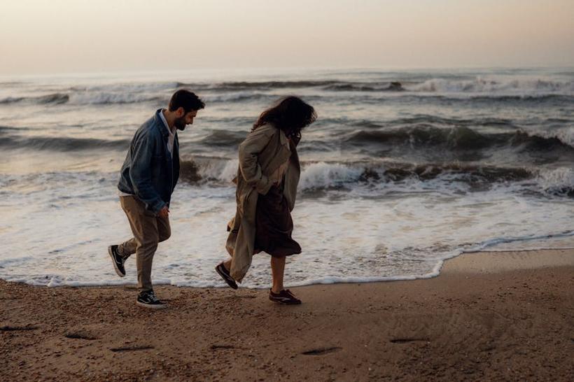 Pareja en la playa al atardecer