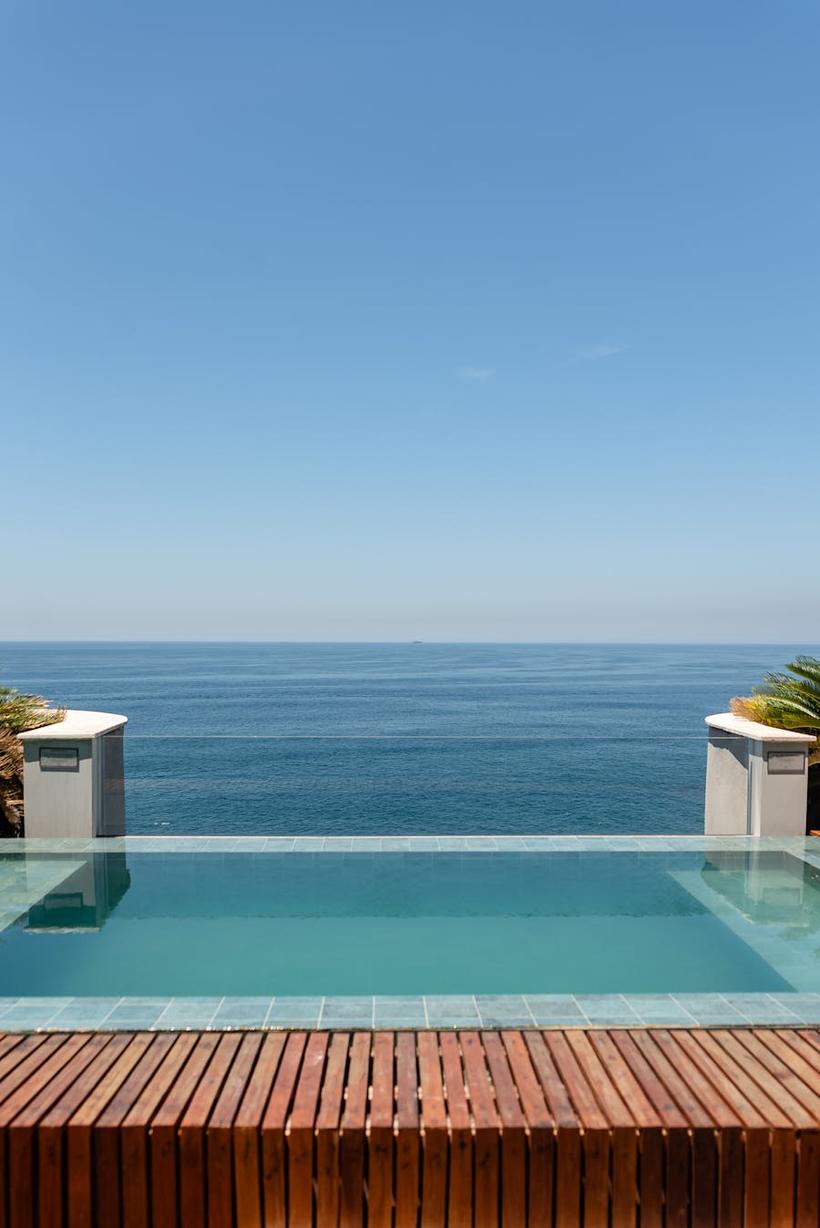 Piscina infinita con vista al mar